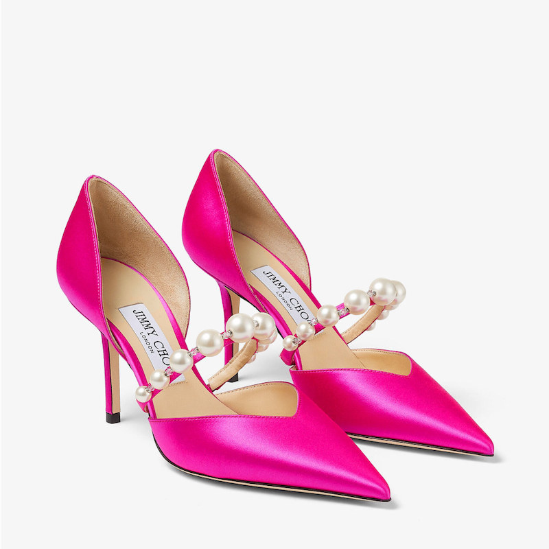 In questa foto un paio di décolleté di Jimmy Choo con cinturino di perle di colore fucsia