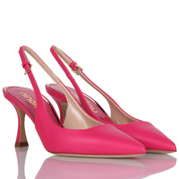 In questa foto un paio di slingback di Ninalilou di colore fucsia