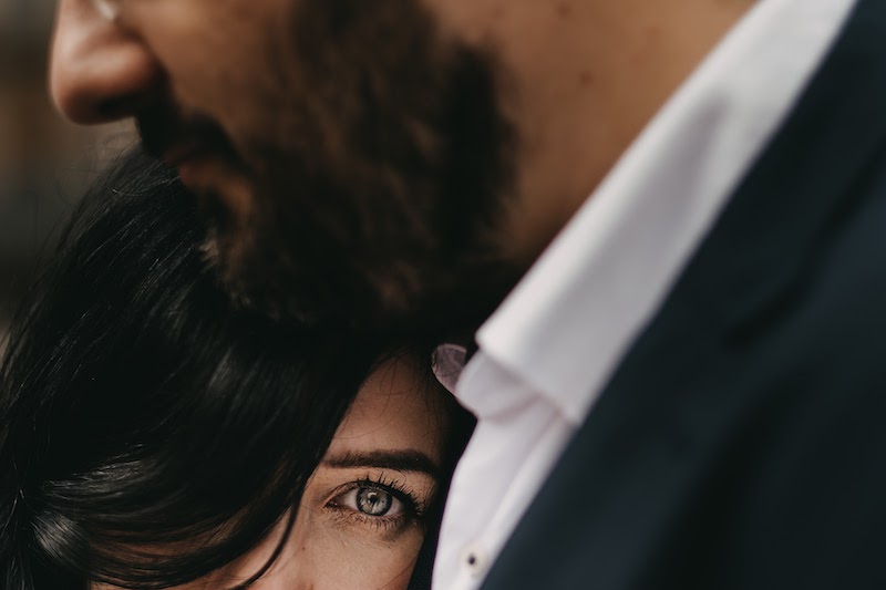 In questa foto di Alberto Cosenza Photographer due sposi abbracciati mentre viene inquadrato solo l'occhio sinistro di lei e il mento con la barba di lui