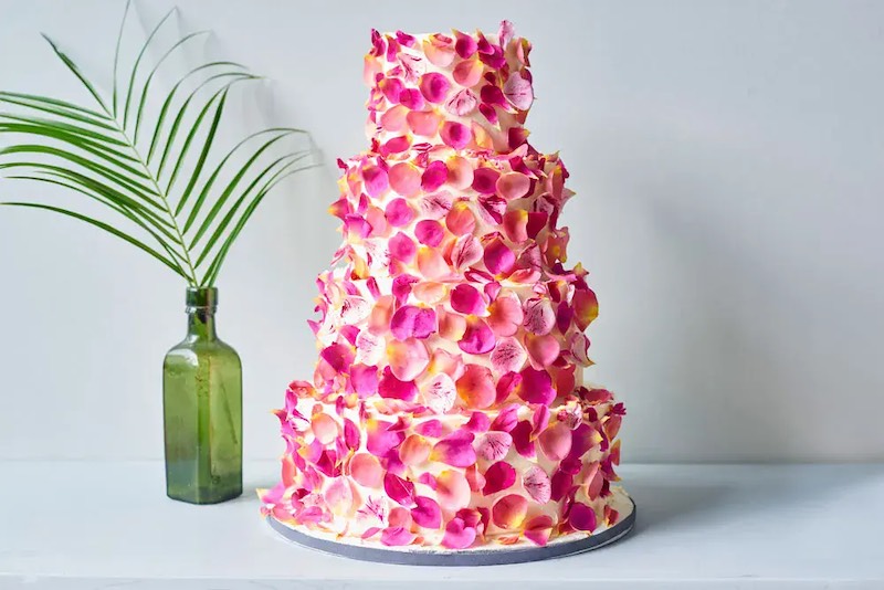 In questa foto una torta nuziale a quattro piani con fiori edibili 3D