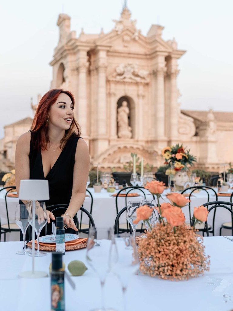 In questa immagine Francesca Cavallaro per Effecreazioni Event durante l'allestimento della cena