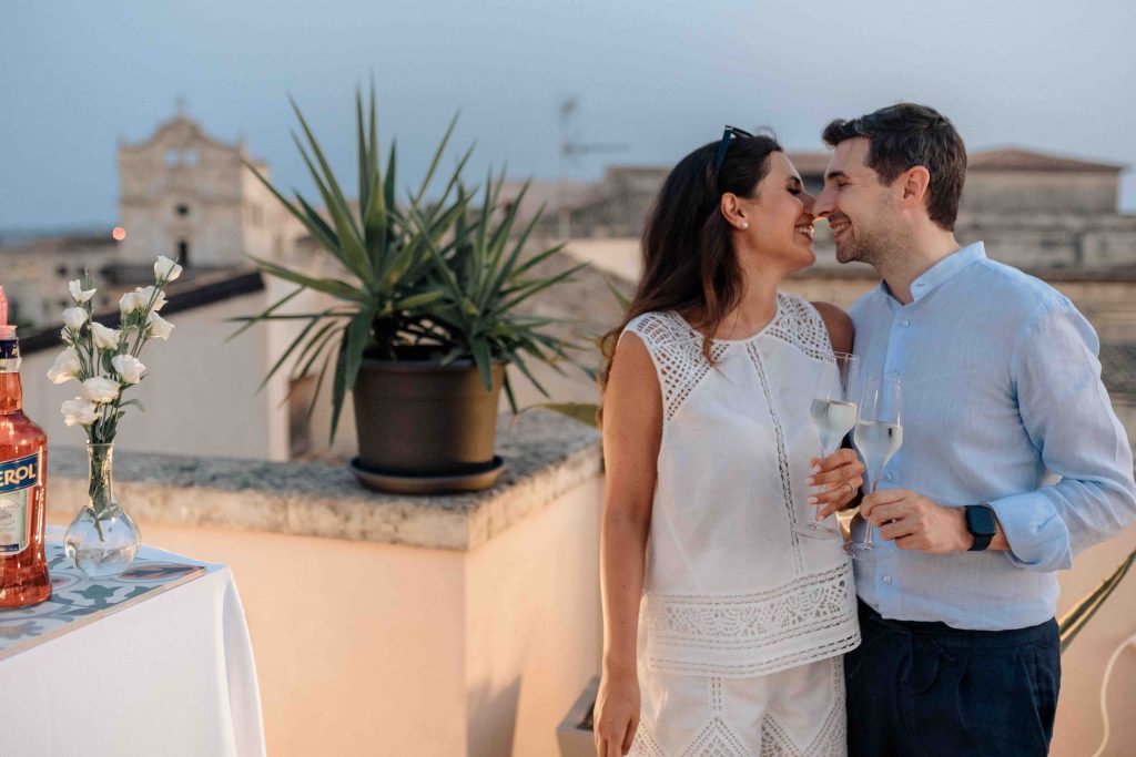 In questa immagine gli sposi si baciano felici il giorno prima le nozze.