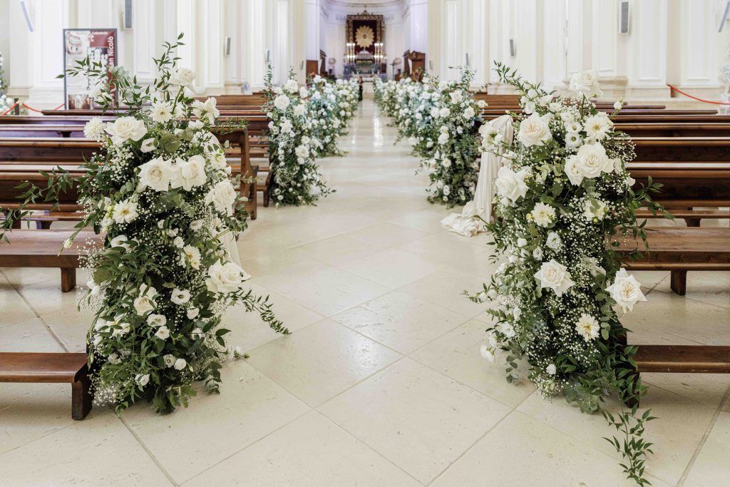 In questa immagine l'allestimento della navata della chiesa firmato da Francesca Cavallaro per Effecreazioni Event