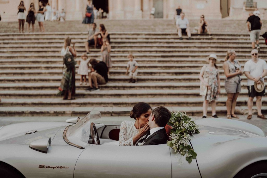 In questa immagine gli sposi all'uscita dalla chiesa.