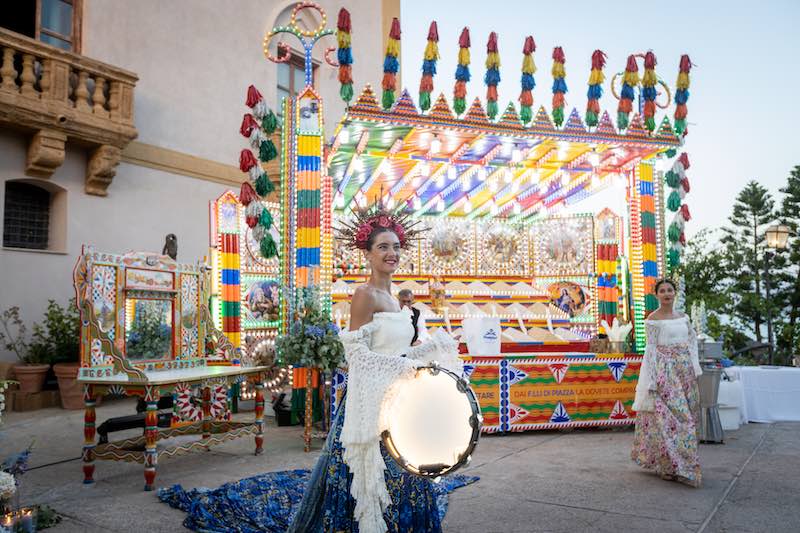 In questa foto due figuranti vestite come Santa Rosalia, Patrona di Palermo, davanti al banco dello scaccio siciliano