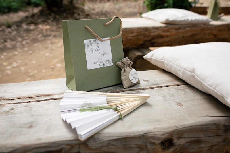 In questa foto la wedding bag con il ventaglio e il sacchetto di riso 