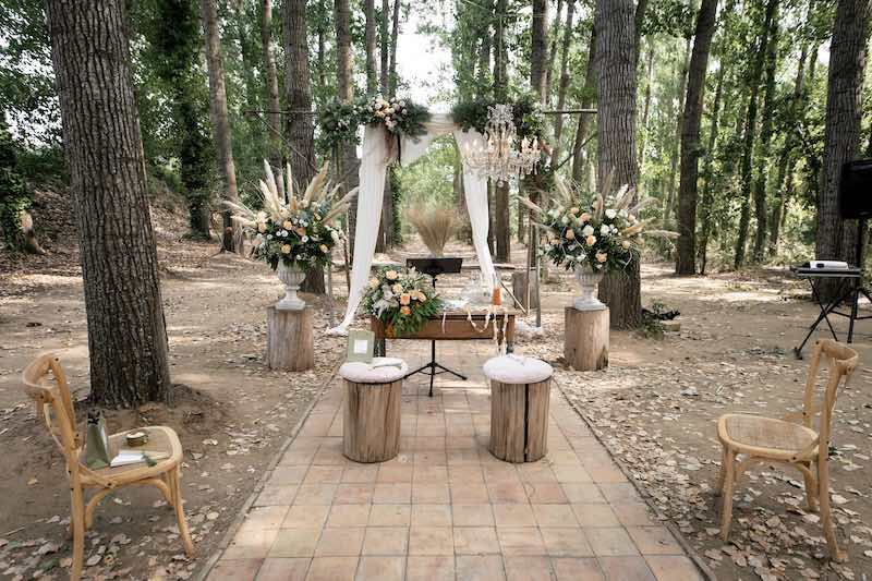 In questa foto l'altare del matrimonio di Alice e Michele nel bosco della Tenuta Savoca