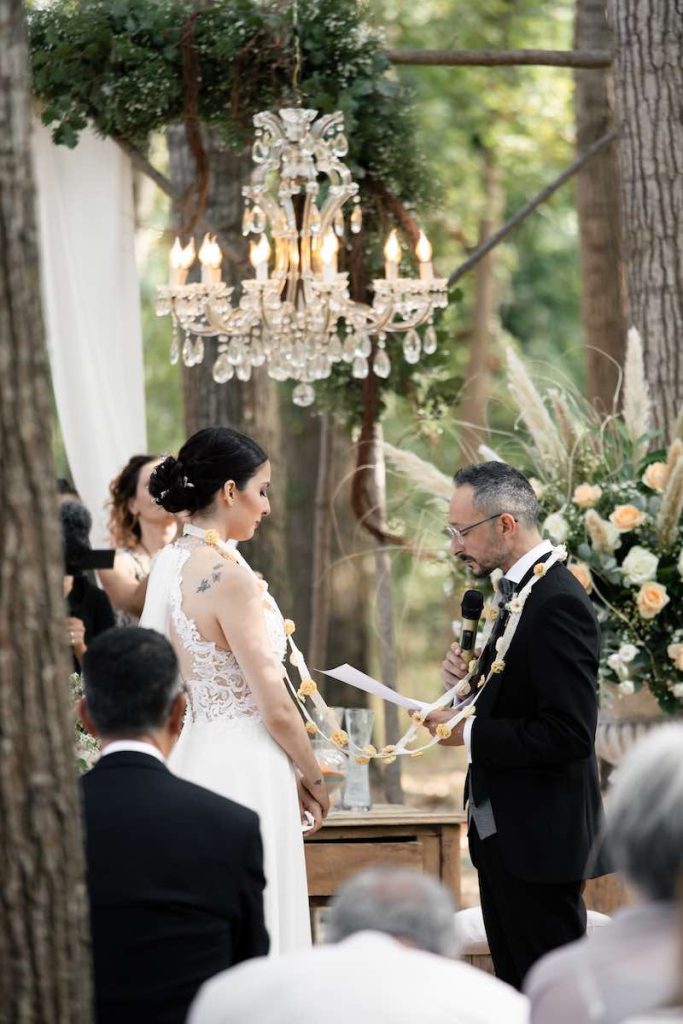 In questa foto il rito del lazo durante la cerimonia di nozze di Alice e Michele nella Tenuta Savoca a Piazza Armerina