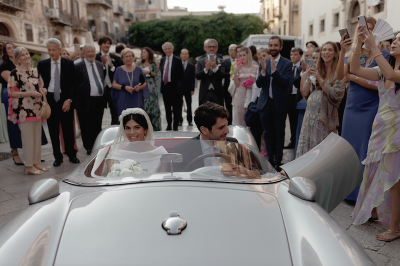 In questa foto gli sposi Elena e Nicola a bordo di una Porsche vintage grigio perla