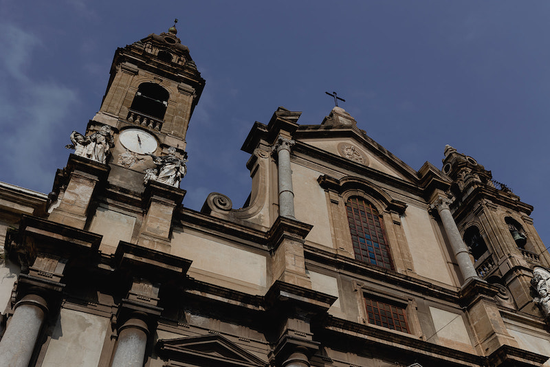 In questa foto la facciata esterna della chiesa di Sant'Ignazio all'Olivella inquadrata dal basso