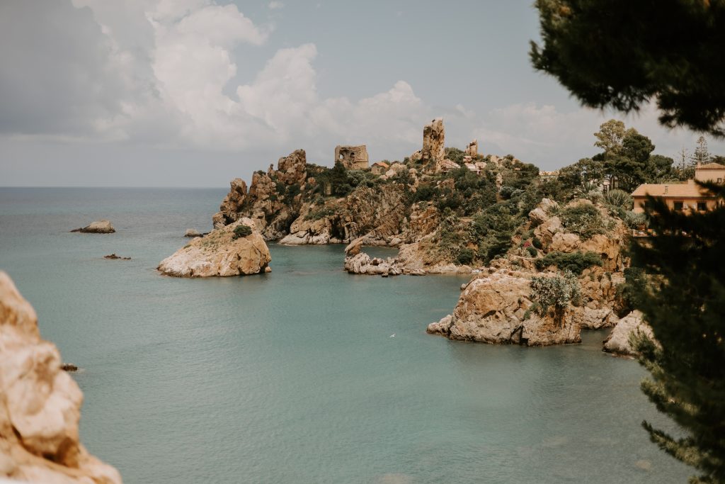 In questa immagine Le Calette di Cefalù, in provincia di Palermo.