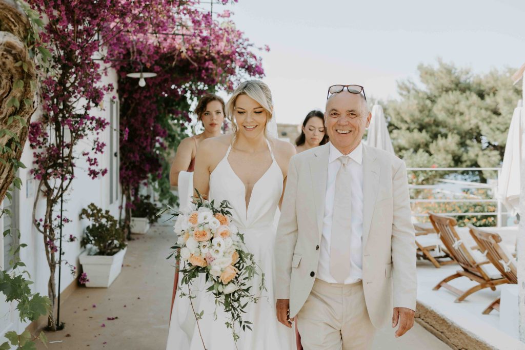 In questa immagine la sposa con in mano il bouquet dalle tonalità tenui. Un matrimonio organizzato da Simona Filastò Wedding Planner