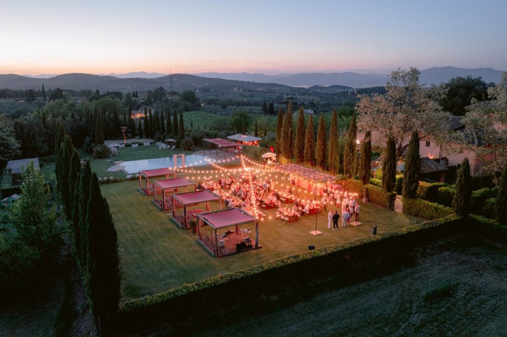 I giardini antistanti la piscina di Villa Mangiacane allestiti per la cena di benvenuto del Destination Wedding di Chris e Carly organizzato da Tuscan Wedding Events
