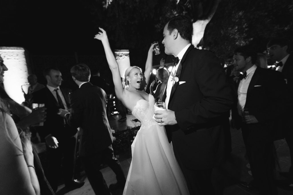 Chris e Carly ballano durante i festeggiamenti del loro Destination Wedding a Firenze organizzato da Tuscan Wedding Events