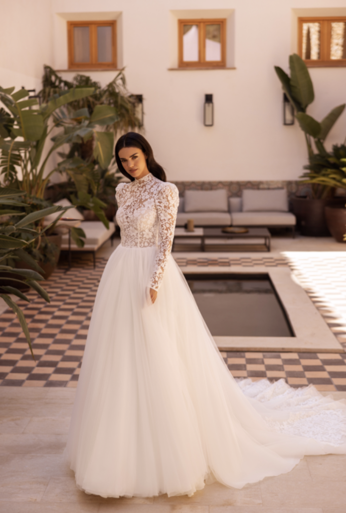 In questa immagine un modello che fa parte degli abiti da sposa Elizabeth Passion con corpetto in pizzo e gonna in tulle.