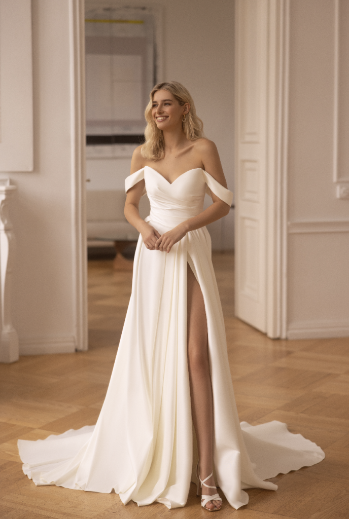 In questa immagine un modello minimal con spacco che fa parte degli abiti da sposa Elizabeth Passion 