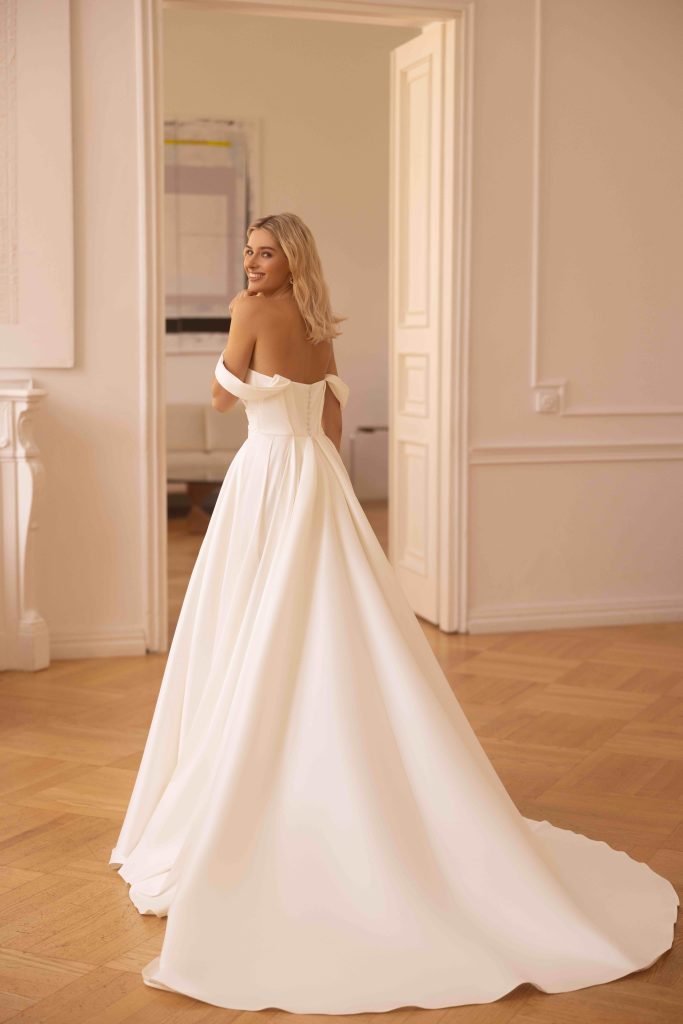 In questa immagine un modello minimal lunga coda che fa parte degli abiti da sposa Elizabeth Passion