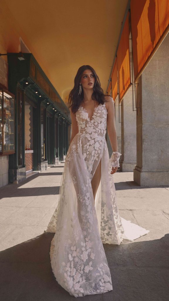 In questa immagine un vestito di Galia Lahav in pizzo con spacco profondo che fa parte degli abiti da sposa seducenti 2024.