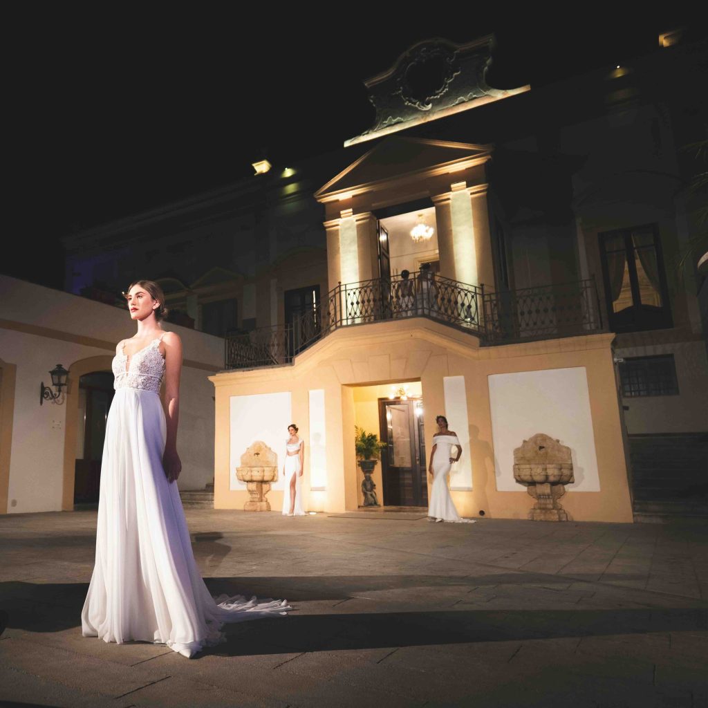 In questa immagine un abito da sposa Atelier Emé con corpetto in pizzo e gonna liscia.