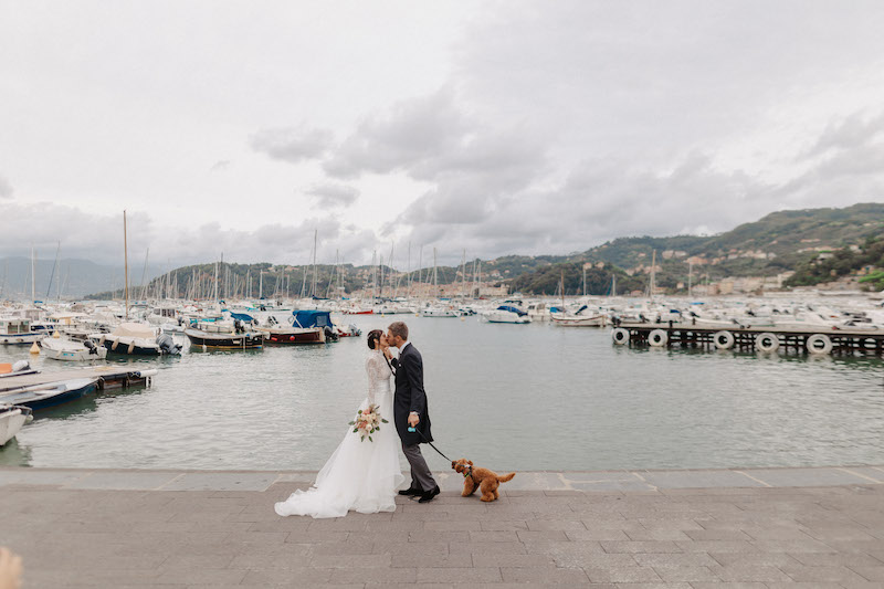 In questa foto gli sposi Clara e Jacopo del Destination Wedding firmato da Erica Canova a Lerici in Liguria