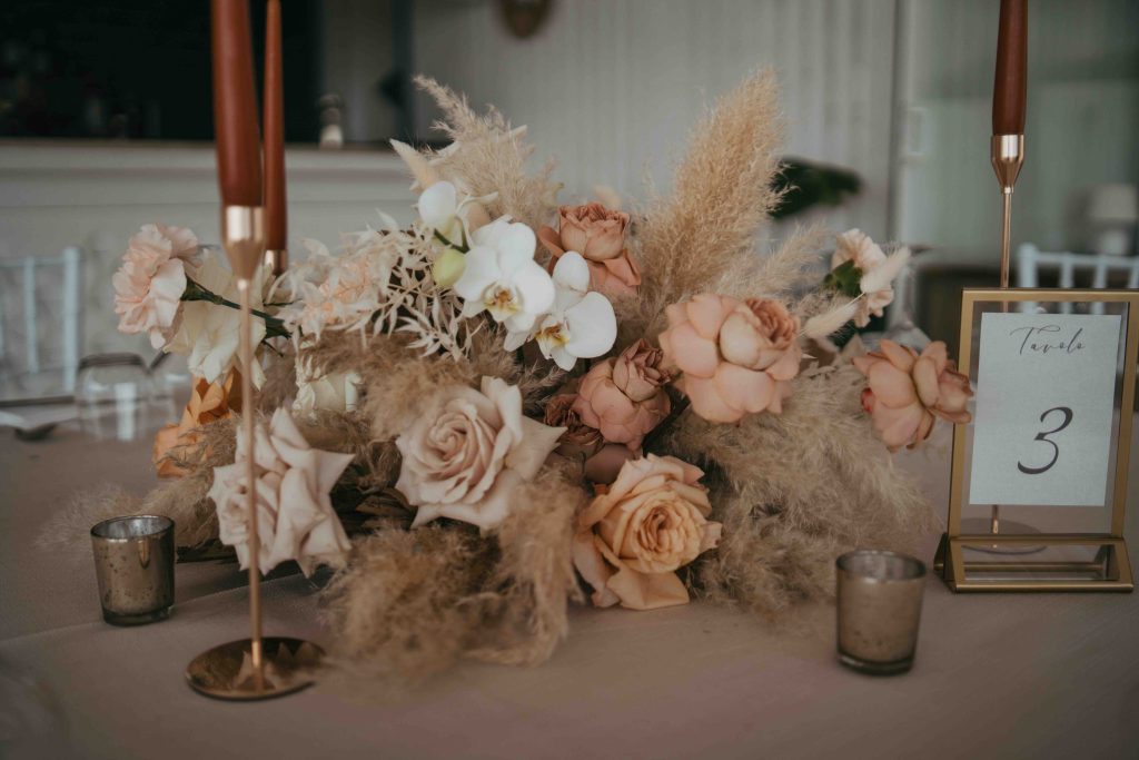 In questa immagine il centrotavola realizzato con rose e pampas dalla Wedding Planner Francesca Pittau