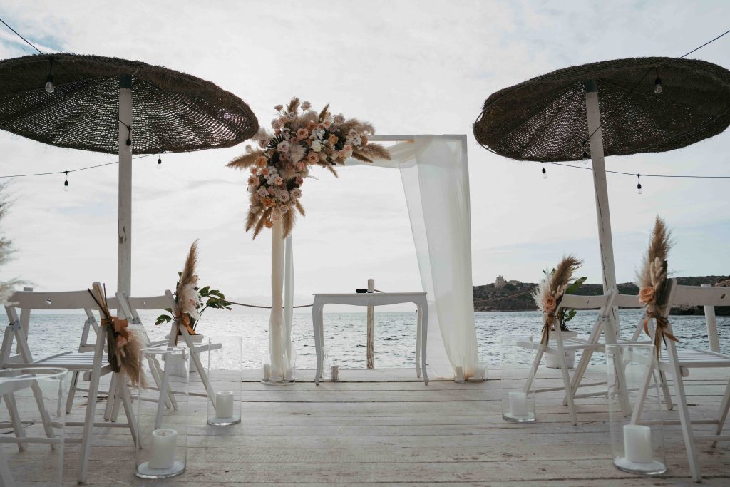 In questa immagine l'arco realizzato con rose e pampas dalla Wedding Planner Francesca Pittau