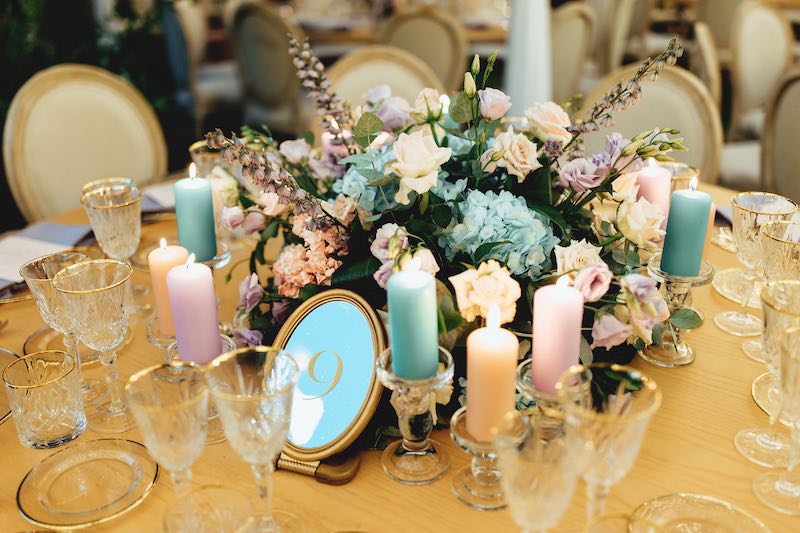 n questa foto il dettaglio della mise en place delle nozze in casa di Silvio e Giulia realizzata da Benedetta Carpanzano con bicchieri di cristallo, candele colorate e fiori