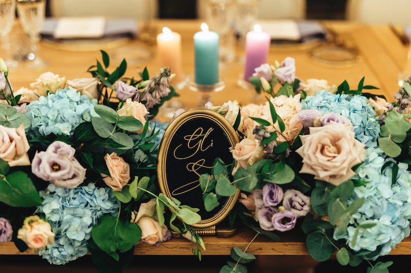 In questa foto il dettaglio della mise en place del matrimonio di Silvio e Giulia progettata da Benedetta Carpanzano con fiori colorati e vetri dipinti