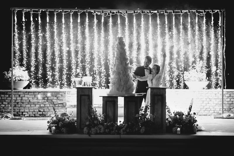 In questa foto il taglio della torta di Silvio e Giulia, una Wedding Cake a  piani davanti da una cascata di fuochi freddi 