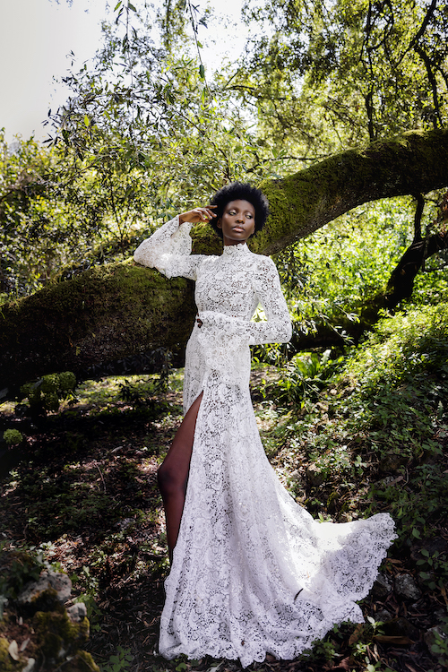 In questa foto una modella indossa uno splendido vestito in pizzo firmato Andrea Sedici: il modello è tra gli abiti da sposa con spacco 2024 più belli ed eleganti