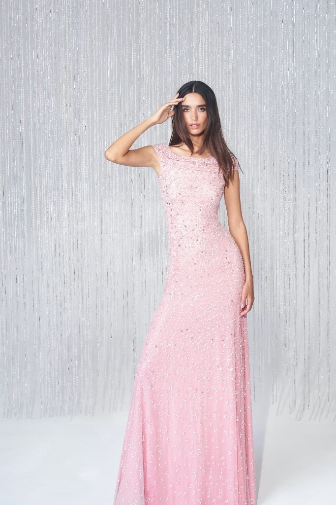 In questa immagine un abito da damigelle 2024 di Jenny Packham, un modello rosa interamente ricoperto da pietre preziose. 