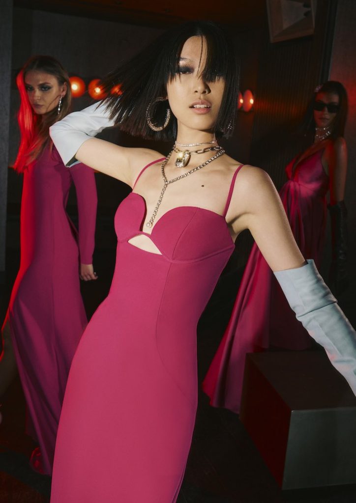 In questa foto una modella indossa uno degli abiti da damigella Vera Wang 2024 di colore fucsia