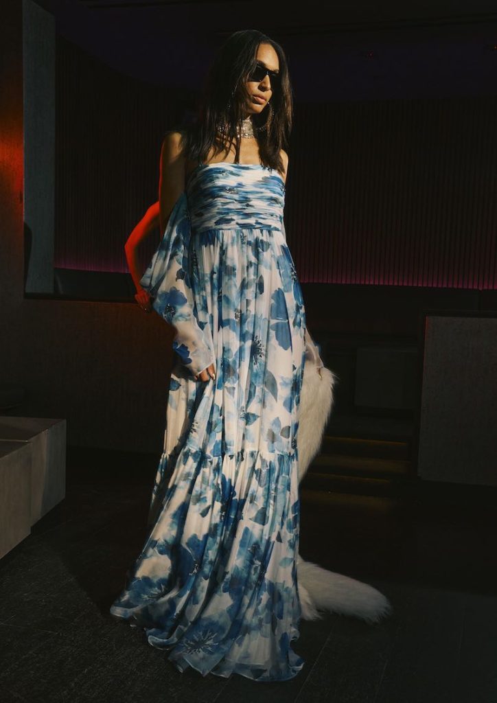 In questa foto una modella indossa un abito da cerimonia Vera Wang 2024  con stampa floreale di colore blu