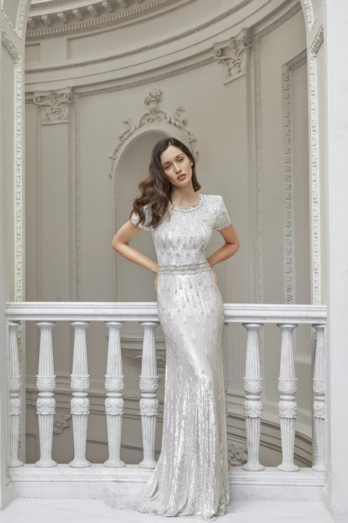 In questa immagine un abito da sposa silver di Jenny Packham