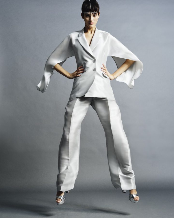 In questa una modella indossa uno degli abiti da sposa con pantaloni 2024 di Max Mara con blazer abbinato 