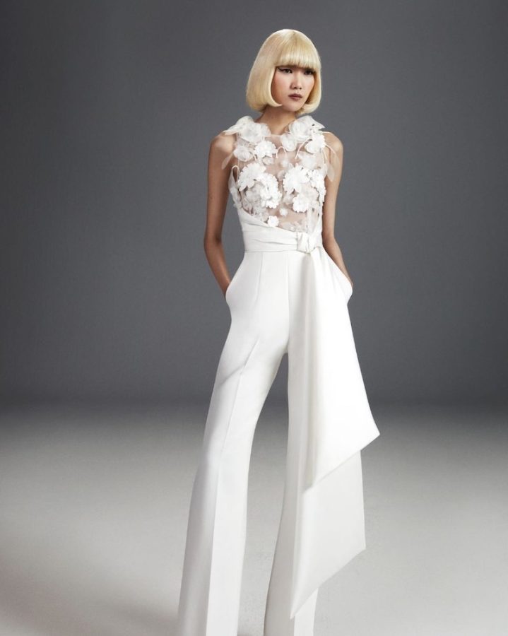 In questa una modella indossa una jumpsuit da sposa 2024 di Viktor&Rolf con corpetto a fiori 3D