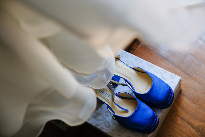 In questa foto il dettaglio delle décolleté da sposa di Elisa di colore blu elettrico