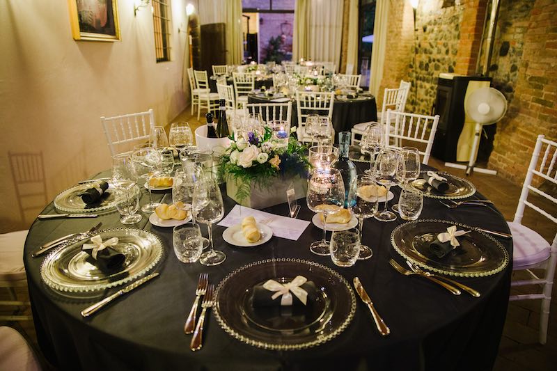 In questa foto un tavolo del matrimonio di Elisa e Francesco allestito da Michele Squeri di OttoQuattro con fiori, candele e tovagliato nei toni del blu e del bianco