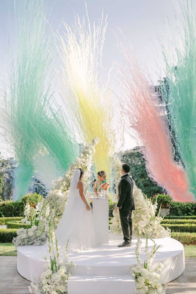 In questa foto la fine della cerimonia di nozze di Carlotta e Federico con l'esplosione di fumogeni colorati 