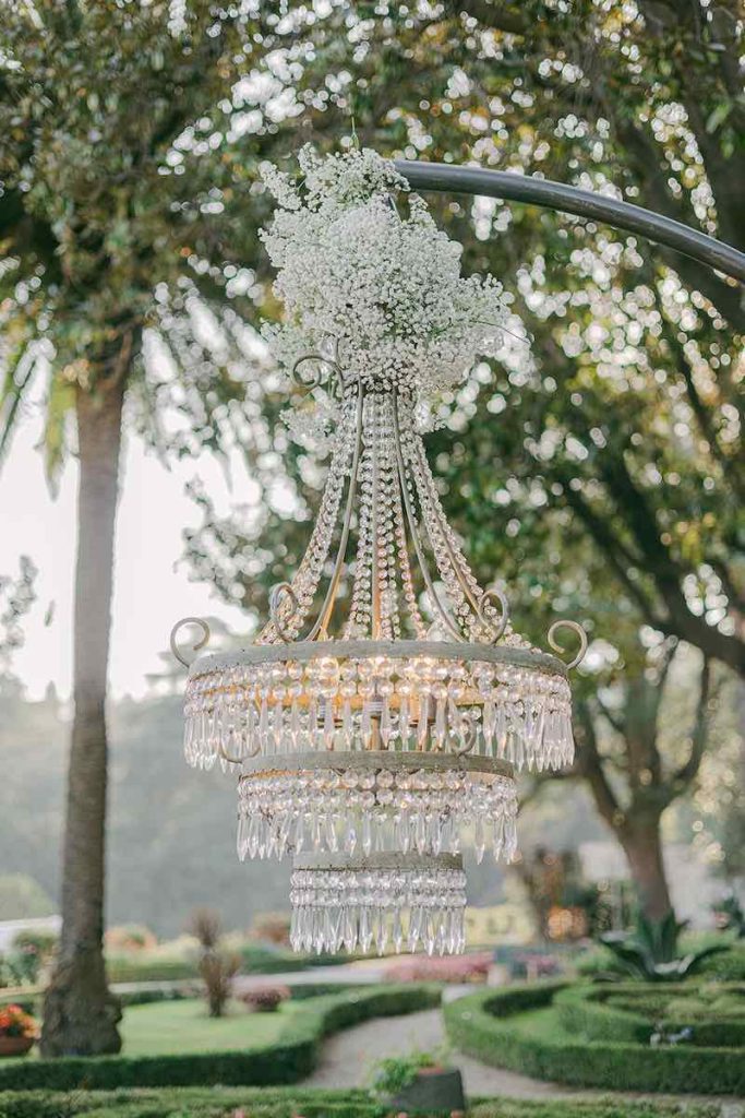 In questa foto un lampadario chandelier in cristallo usato dalla Wedding Planner Giovanna Damonte per allestire i salottini del matrimonio di Carlotta e Federico