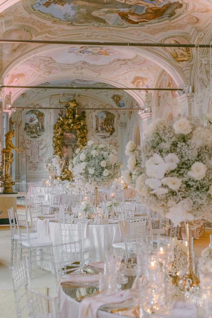 In questa foto l'allestimento total white nella Galleria delle Stagioni a Villa Faraggiana per il matrimonio di Carlotta e Federico realizzato da Giovanna Damonte