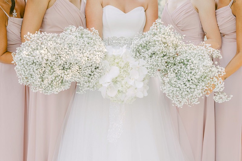 In questa foto il dettaglio dei bouquet della sposa e delle damigelle nel matrimonio di Carlotta e Federico firmato da Giovanna Damonte