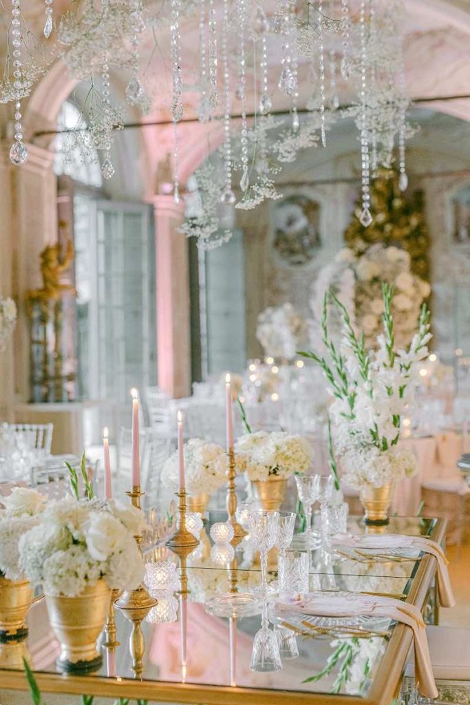 In questa foto un dettaglio dell'allestimento total white con dettagli di colore rosa e oro nella Galleria delle Stagioni a Villa Faraggiana per il matrimonio di Carlotta e Federico realizzato da Giovanna Damonte