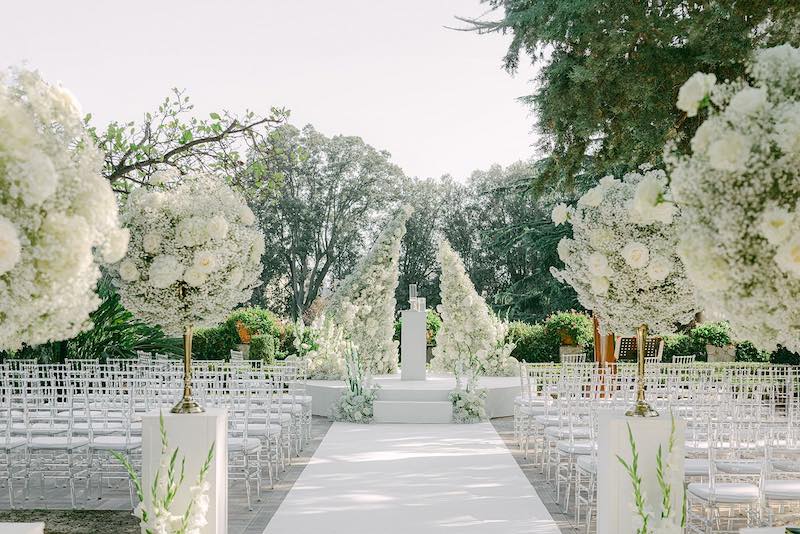 In questa foto l'allestimento della cerimonia civile per le nozze di Carlotta e Federico realizzato dalla Wedding Planner Giovanna Damonte interamente in bianco