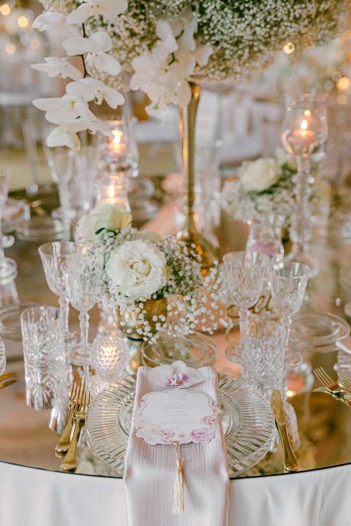 In questa foto il dettaglio della mise en place total white con dettagli di colore oro ed elementi riflettenti del ricevimento del matrimonio di Carlotta e Federico realizzato da Giovanna Damonte nella Galleria delle Stagioni a Villa Faraggiana 