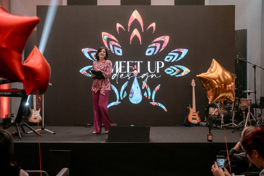 In questa foto la wedding planner Roberta Torresan, fondatrice della Wedding Business School Wedding Planners Pro, mentre parla sul palco del Meet Up 2023