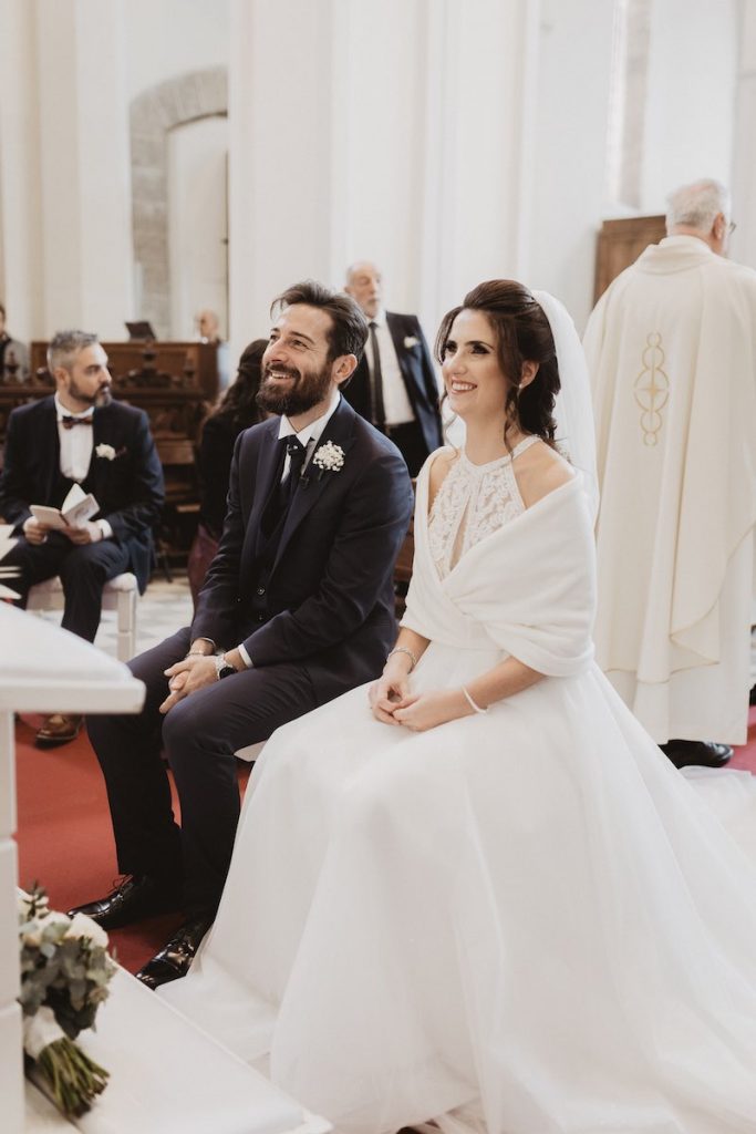 In questa foto gli sposi Matteo e Pina seduti all'altare della chiesa della Santissima Annunziata a Vico Equense