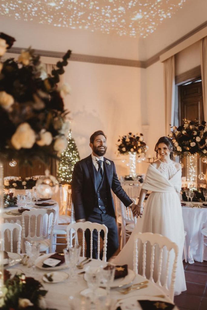 In questa foto gli sposi Matteo e Pina nella sala del Castello Giusso dove il Wedding Planner Stefano Miranda ha allestito il banchetto di nozze a tema Natale 