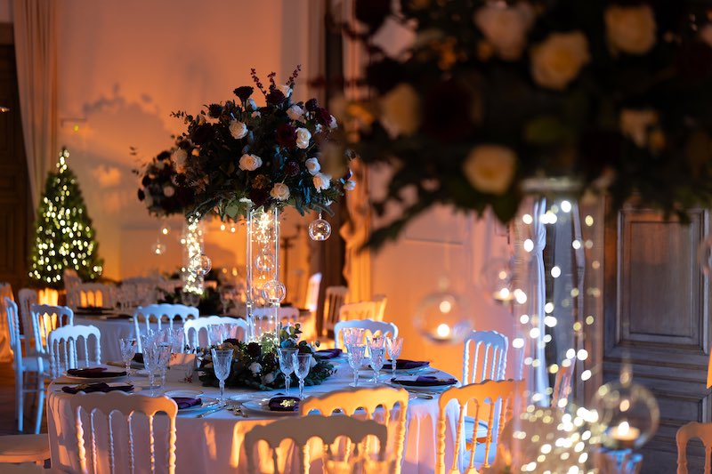 In questa foto i tavoli del matrimonio di Matteo e Pina decorati da Stefano Miranda con alzate di rose di colore rosso e bianco, lucini e sfere di vetro pendenti