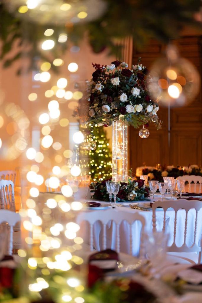 In questa foto uno dei tavoli del matrimonio di Matteo e Pina decorati da Stefano Miranda con alzate di rose di colore rosso e bianco, lucini e sfere di vetro pendenti